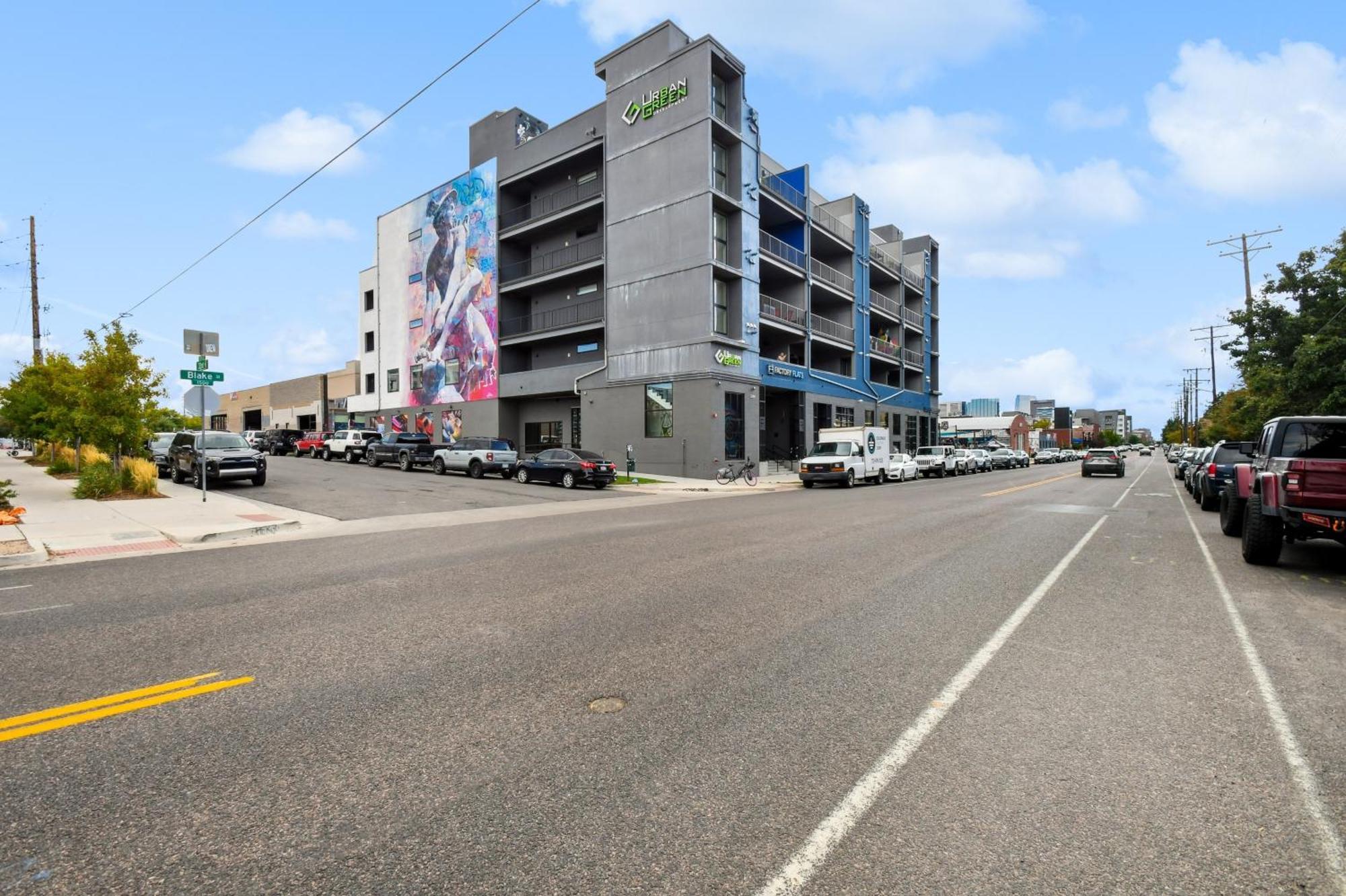 Graffiti & Skyline | Rino Art Lofts Holiday home Denver